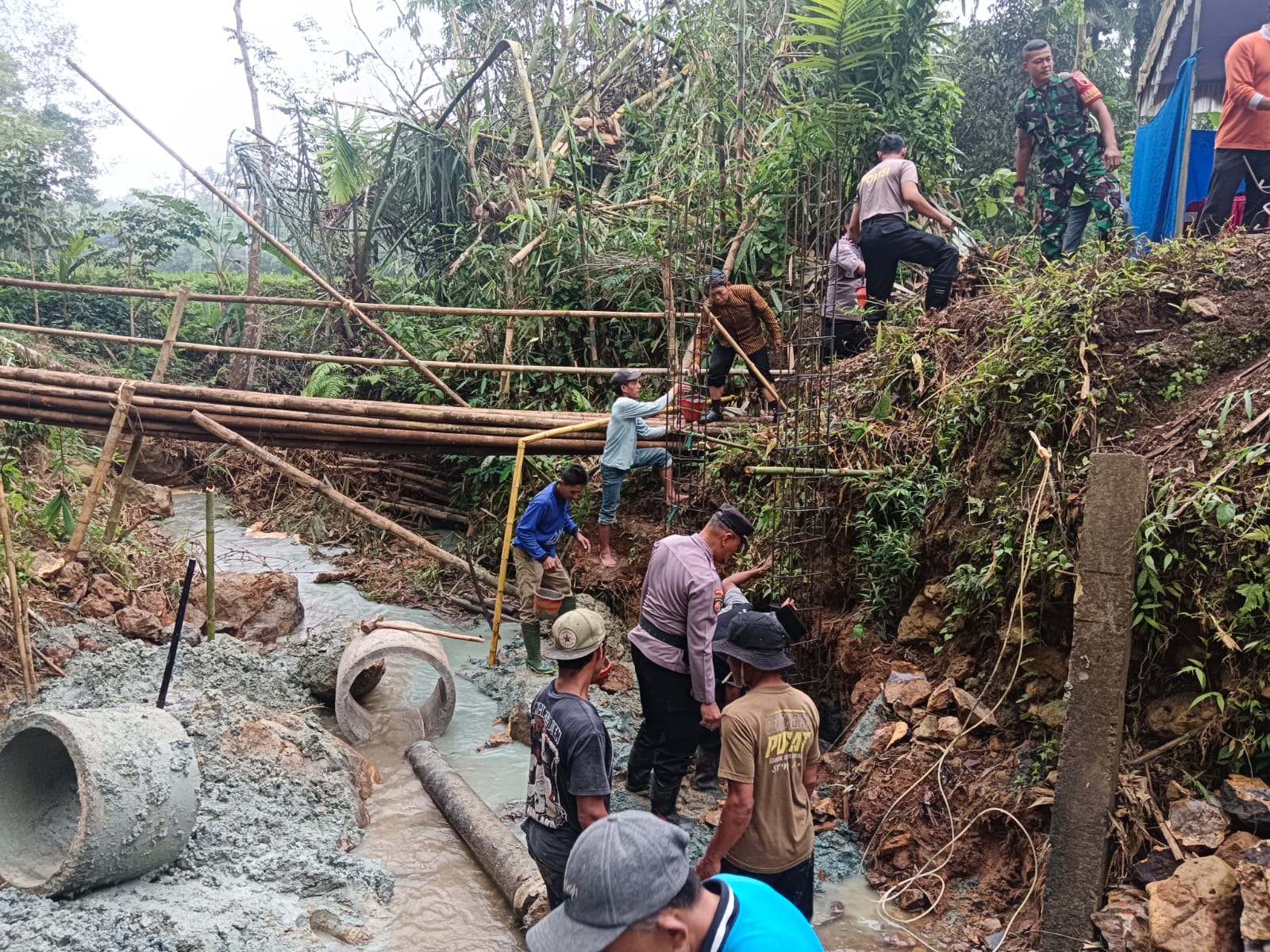 Sinergi untuk Negeri, Polres Trenggalek Bersama Warga Bangun Jembatan Merah Putih Presisi