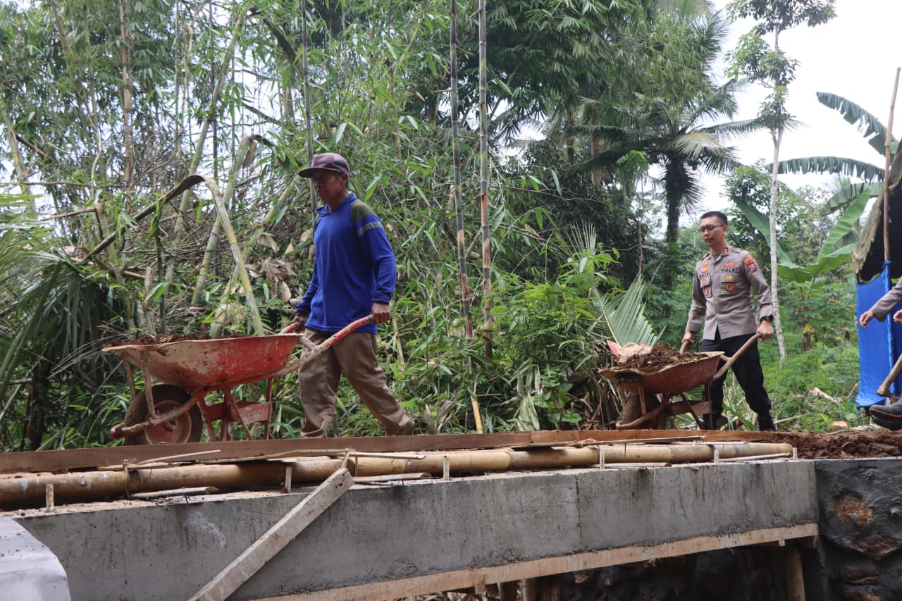 Kapolres Trenggalek Tinjau Progres Pembangunan Jembatan Merah Putih di Jombok, Pule