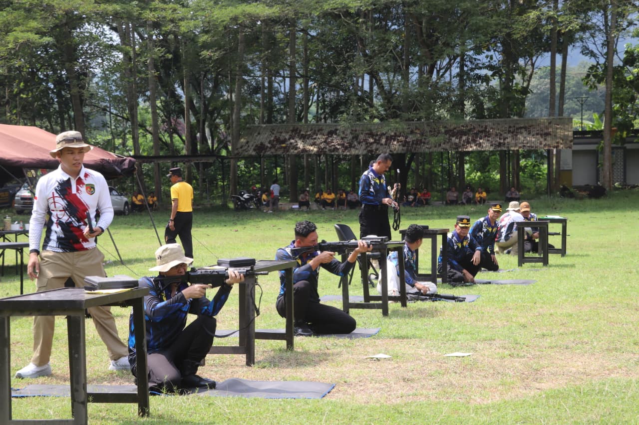 Latihan Menembak Bersama Anggota, Kapolres Trenggalek: Asah Kemampuan dan Ketepatan