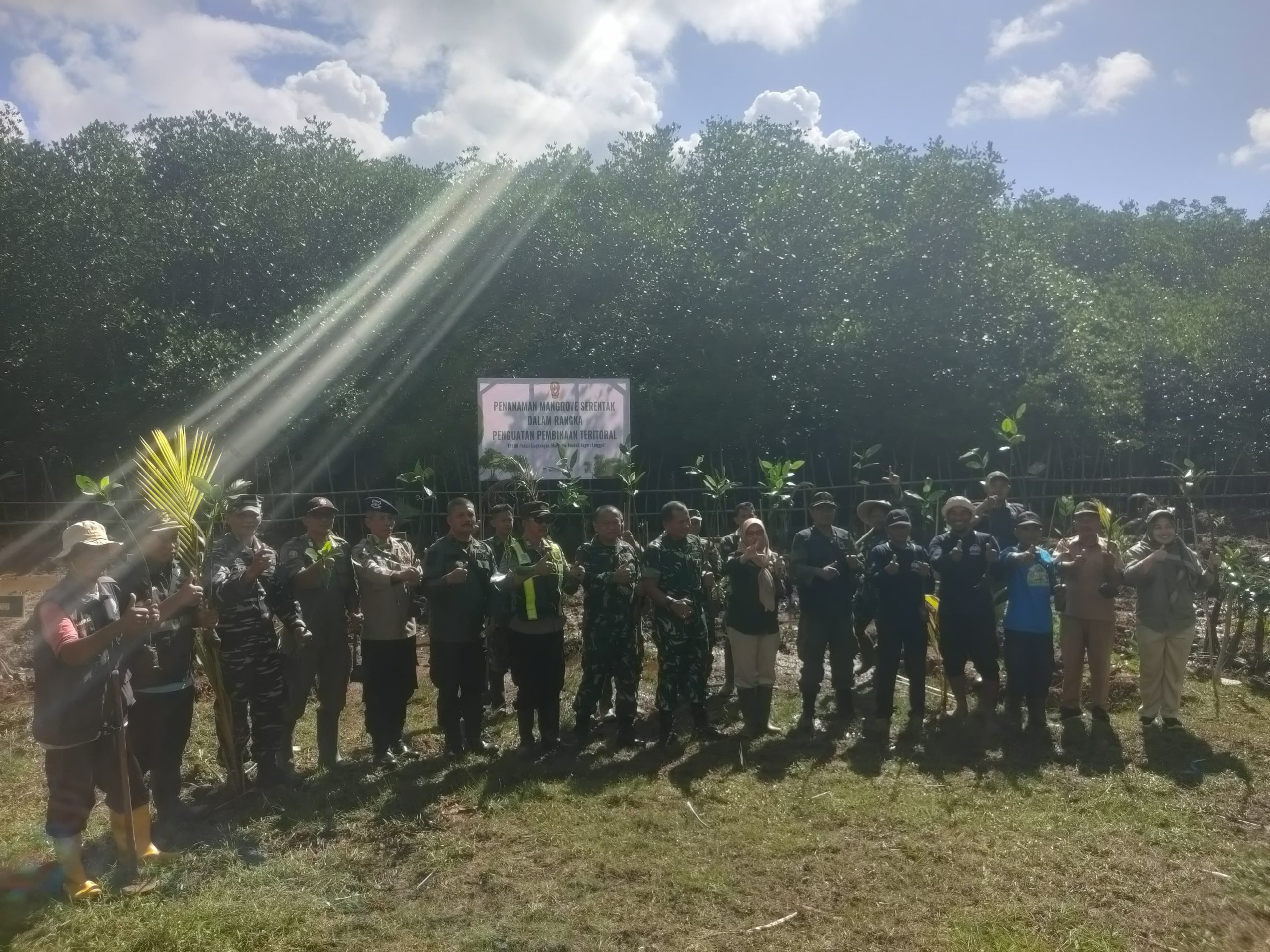 TNI-Polri dan Elemen Masyarakat Trenggalek Kompak Tanam Bibit Mangrove di Pantai Cengkrong