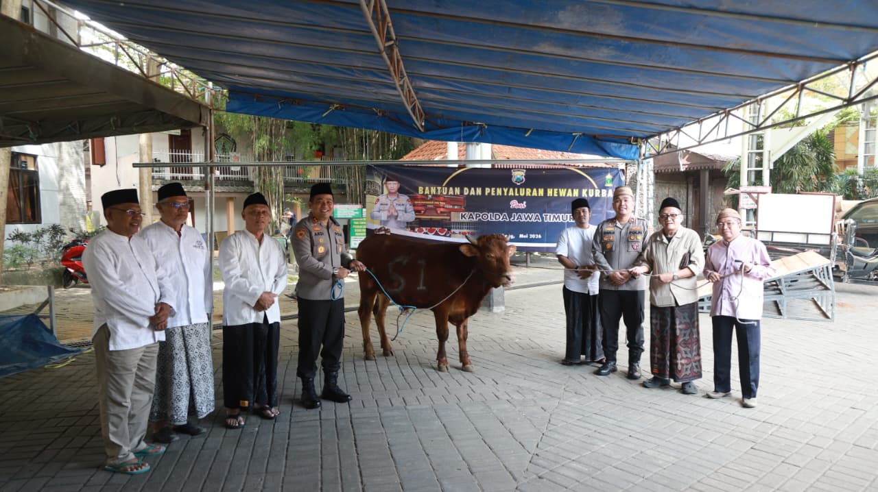 Kapolres Jombang Serahkan Sapi Kurban dari Kapolda Jatim untuk Dua Ponpes