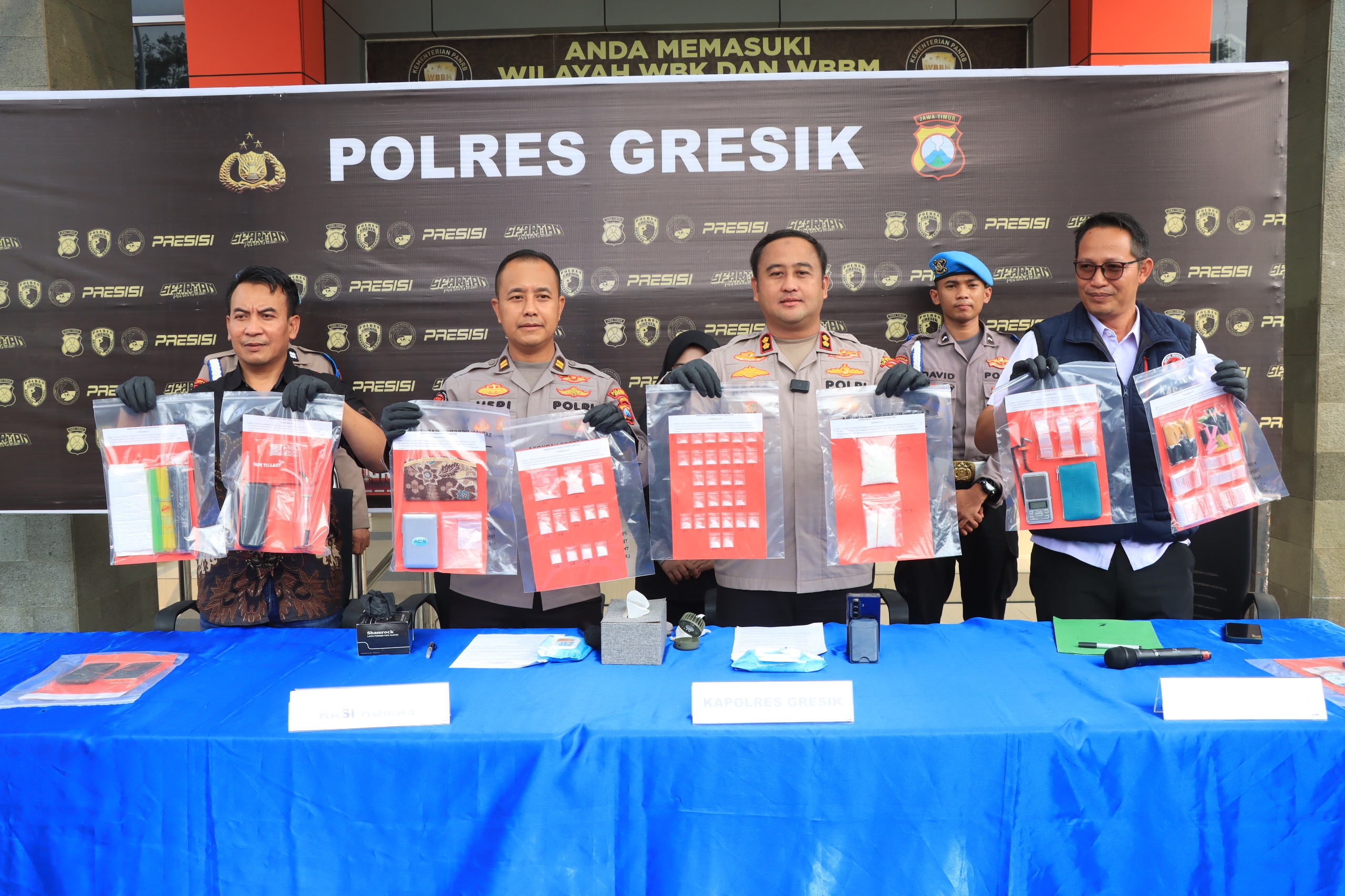 Polres Gresik Bongkar Jaringan Narkoba Amankan 2 Tersangka Pengedar dan 209 Gram Sabu