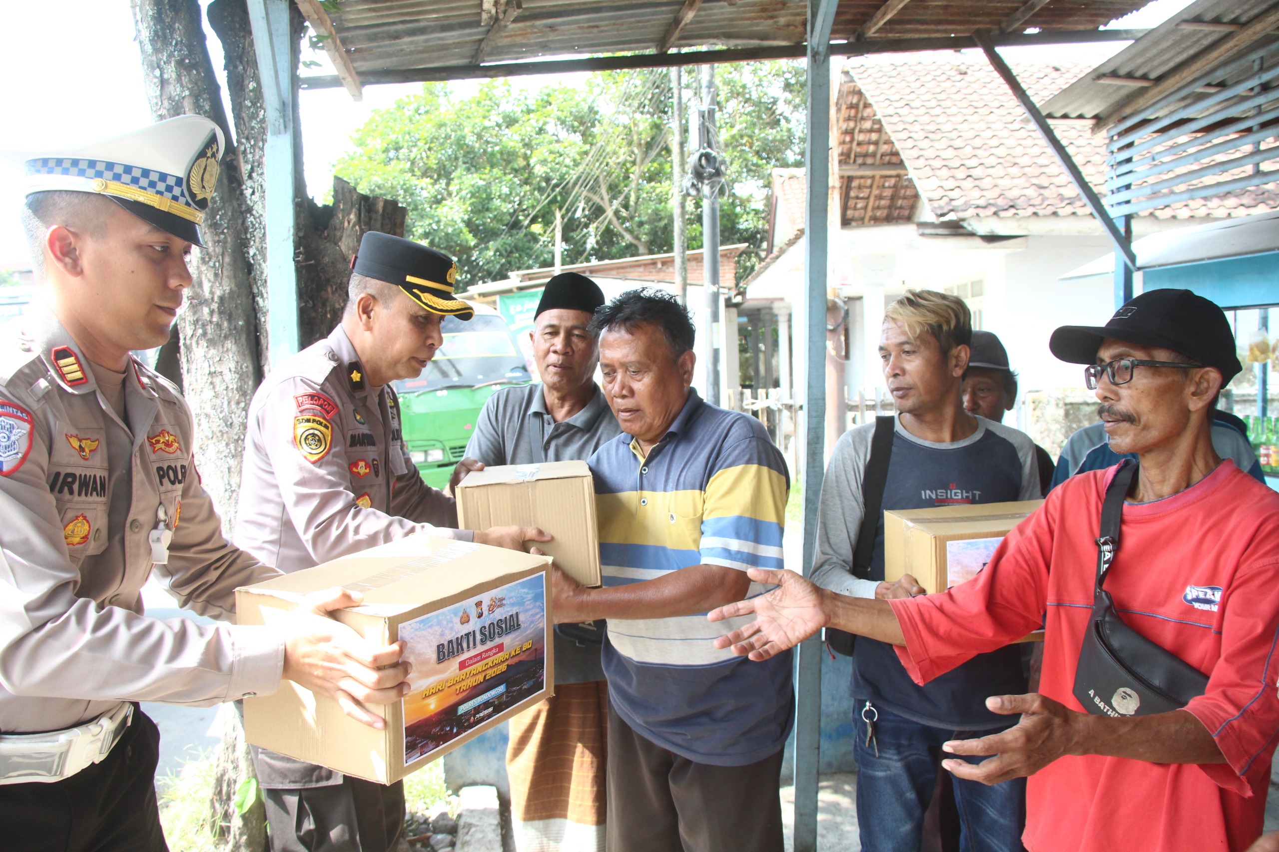 Sambut Hari Bhayangkara ke 80, Polres Bondowoso Salurkan Bantuan untuk Anak Yatim, Ojol dan Sopir Angkot