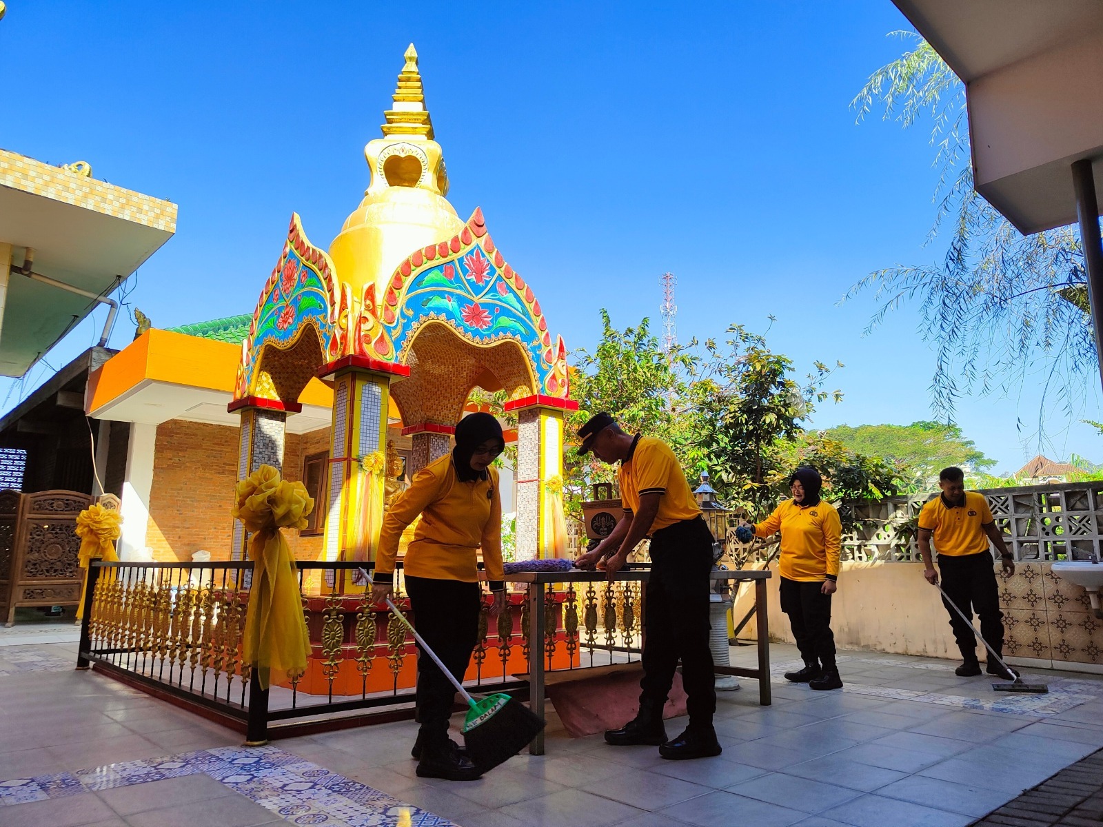 Sambut Hari Bhayangkara ke-80, Polres Malang Bersih-Bersih Vihara di Lawang