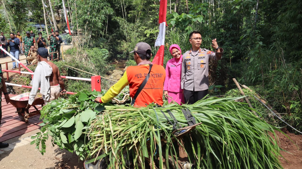 Resmikan Jembatan Merah Putih Presisi Pule, Kapolres Trenggalek: Bantu Aksesbilitas dan Dorong Ekonomi Warga