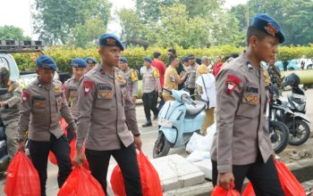 Brimob Metro Jaya Kerahkan 2 Unit Kendaraan Dapur Lapangan (Randurlap), Bagikan Bantuan Makanan untuk Korban Kebakaran Pasar Jiung