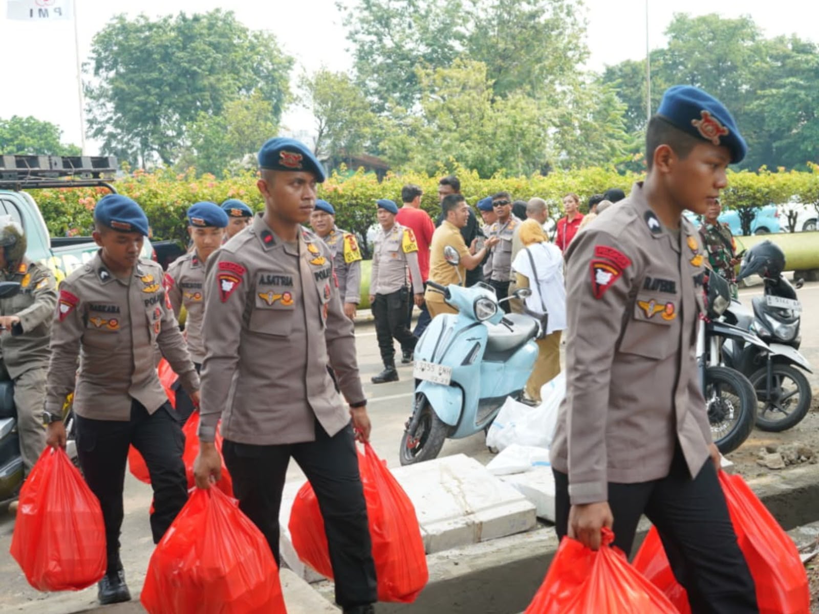 Brimob Metro Jaya Kerahkan 2 Unit Kendaraan Dapur Lapangan (Randurlap), Bagikan Bantuan Makanan untuk Korban Kebakaran Pasar Jiung