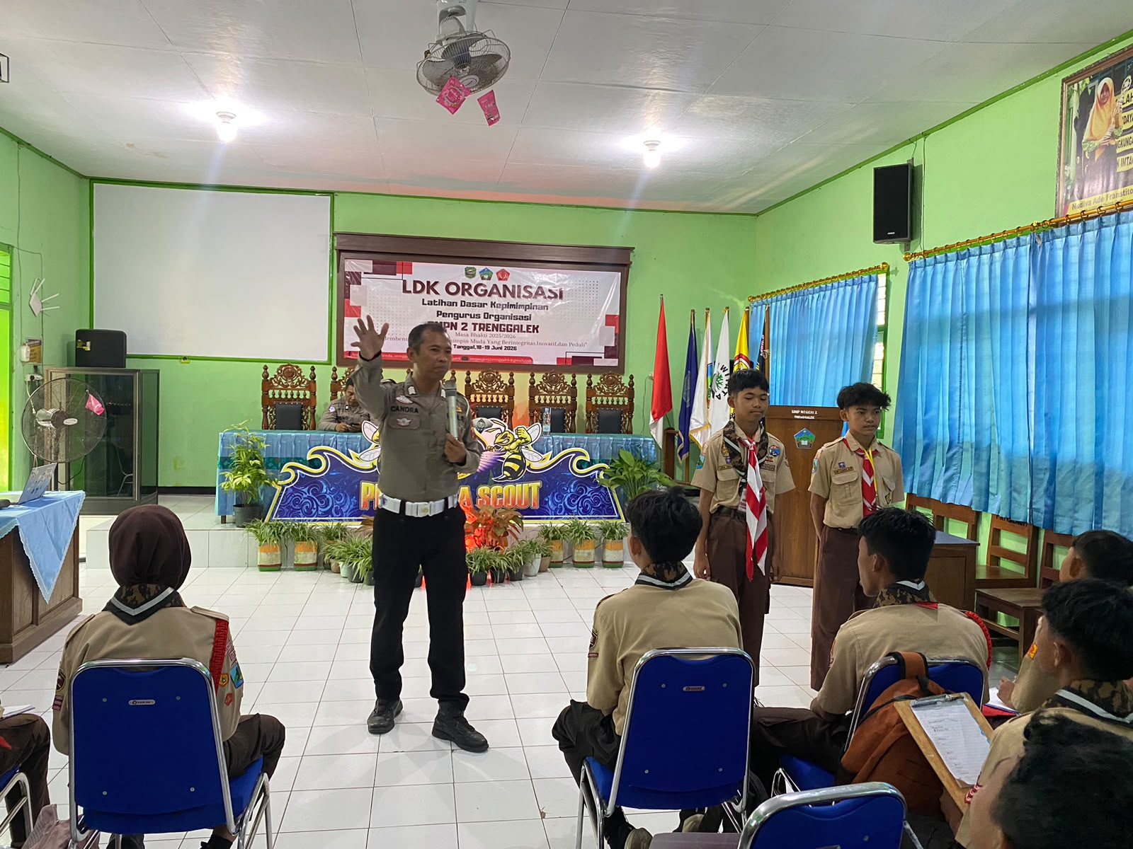 Tak Hanya Soal Tertib Berkendara, Peserta LDK SMPN 2 Trenggalek Juga Berlatih Gerakan Pengaturan Lalu Lintas