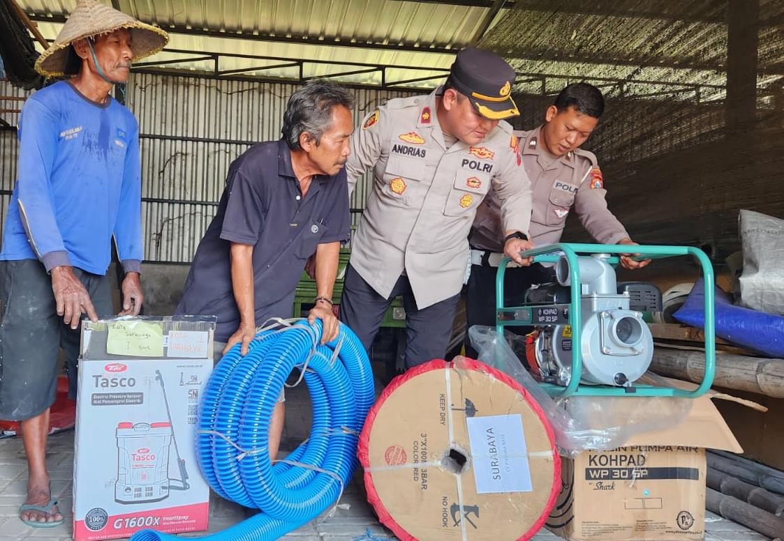 Polres Pelabuhan Tanjungperak Salurkan Bantuan Alat Pertanian Dukung Ketahanan Pangan Nasional