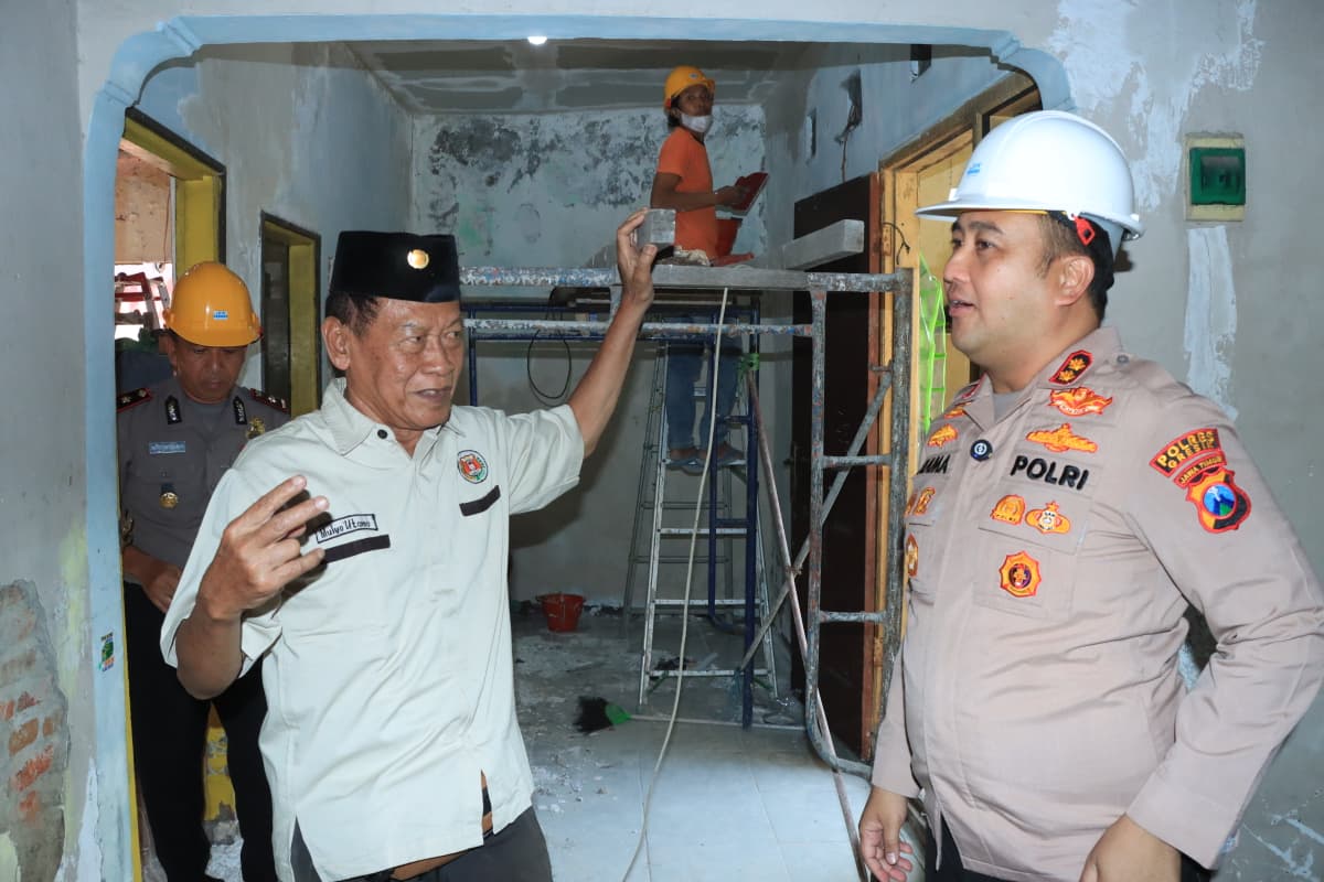 Polres Gresik Bedah Rumah Purnawirawan Polri di Driyorejo, Kado Hari Bhayangkara ke – 80