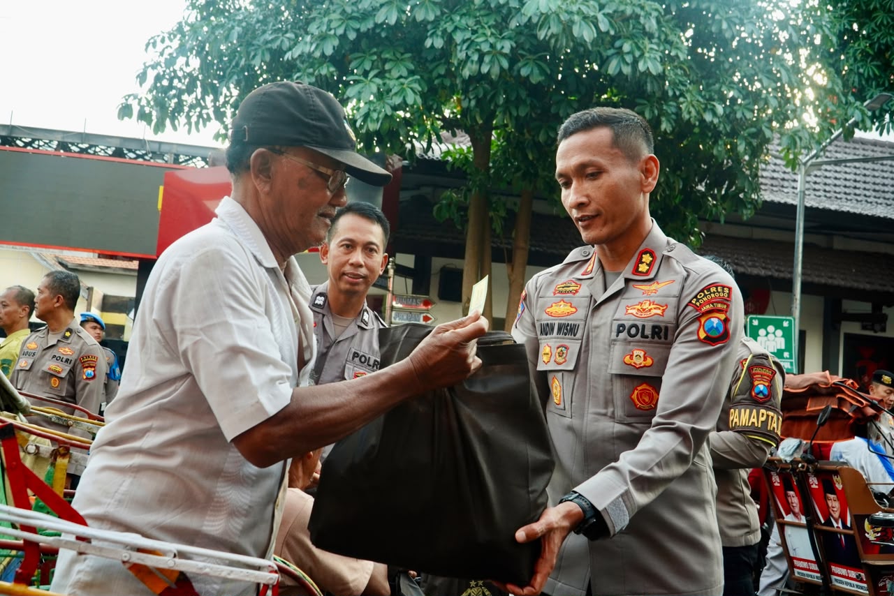 Hari Bhayangkara ke-80, Polres Ponorogo Salurkan Ratusan Paket Bansos Untuk Masyarakat