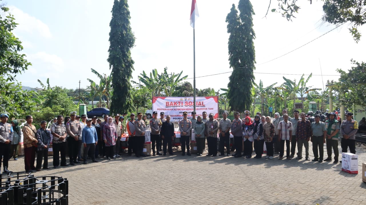 Serahkan Bantuan Alsintan, Kapolres Trenggalek Harap Bisa Tingkatkan Produktivitas Petani