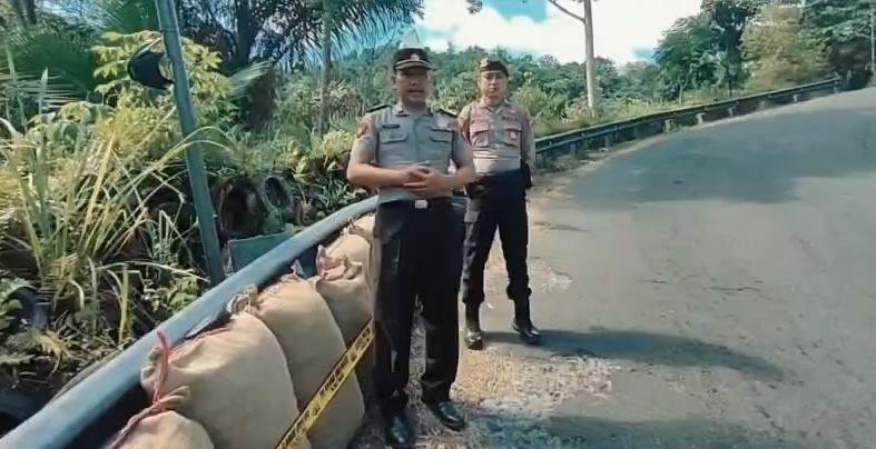 Polisi Pasang Bantalan Pengamanan di Jalur Rengkek-rengkek Munjungan