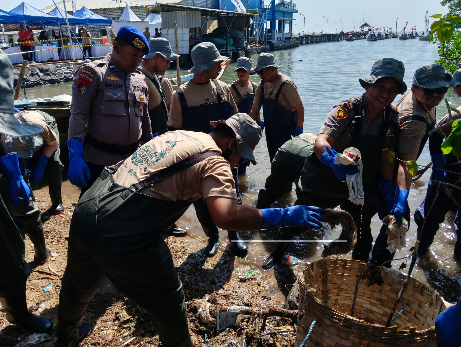 Sinergi Bersih – bersih Pantai, Polres Gresik Wujudkan Indonesia ASRI