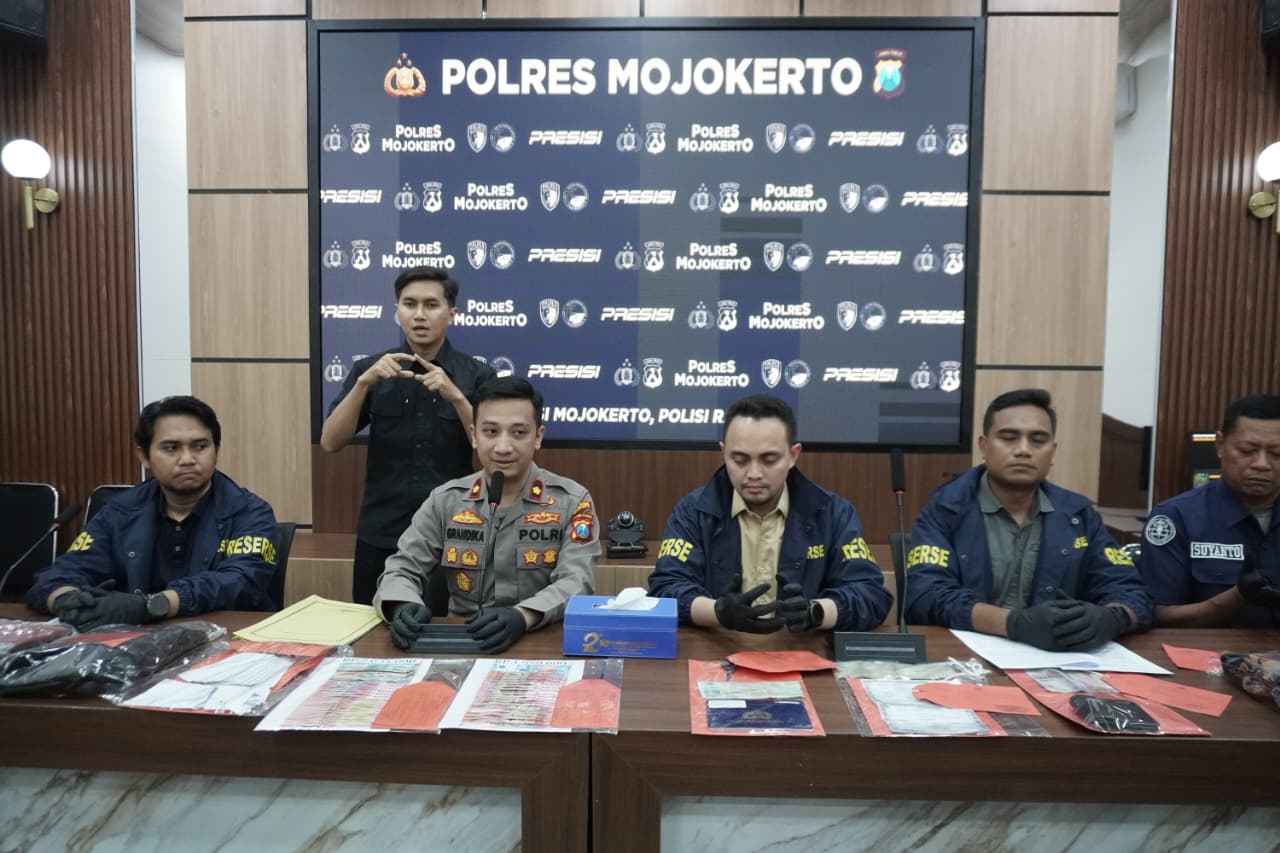 Polres Mojokerto Ungkap Kasus Penipuan Modus Uang Gaib, Dua Tersangka Diamankan di  Malang