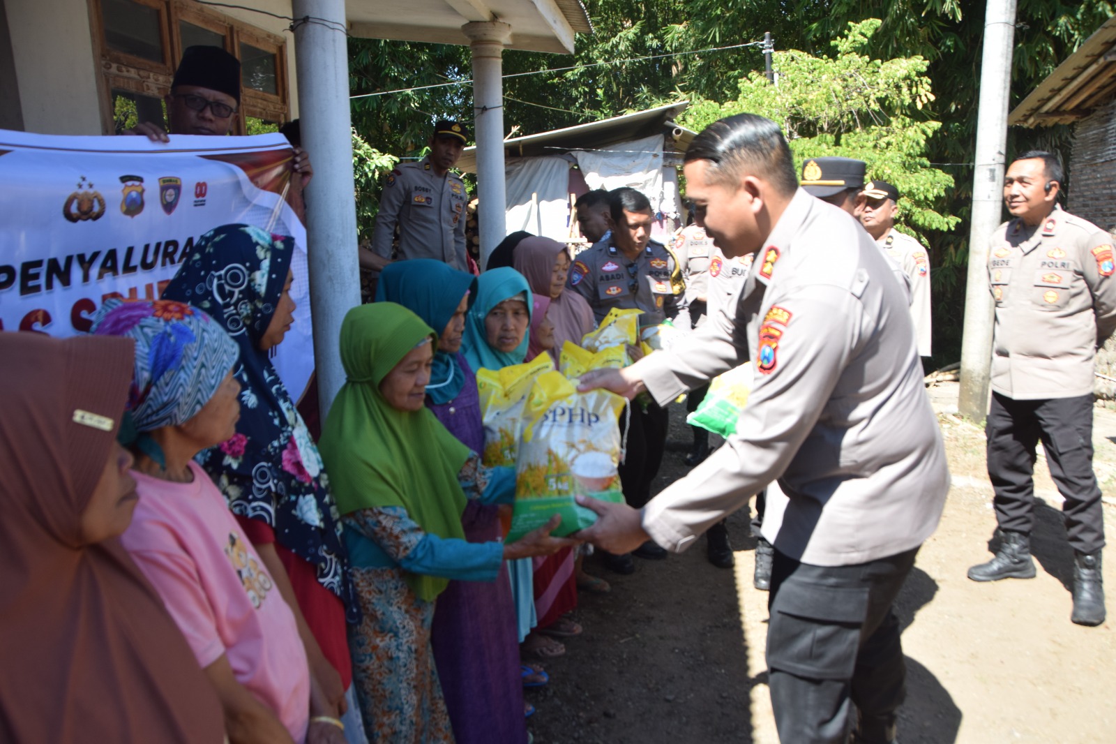 Polres Bondowoso Salurkan Bantuan Beras untuk Warga Curahpoh di Hari Bhayangkara – ke 80