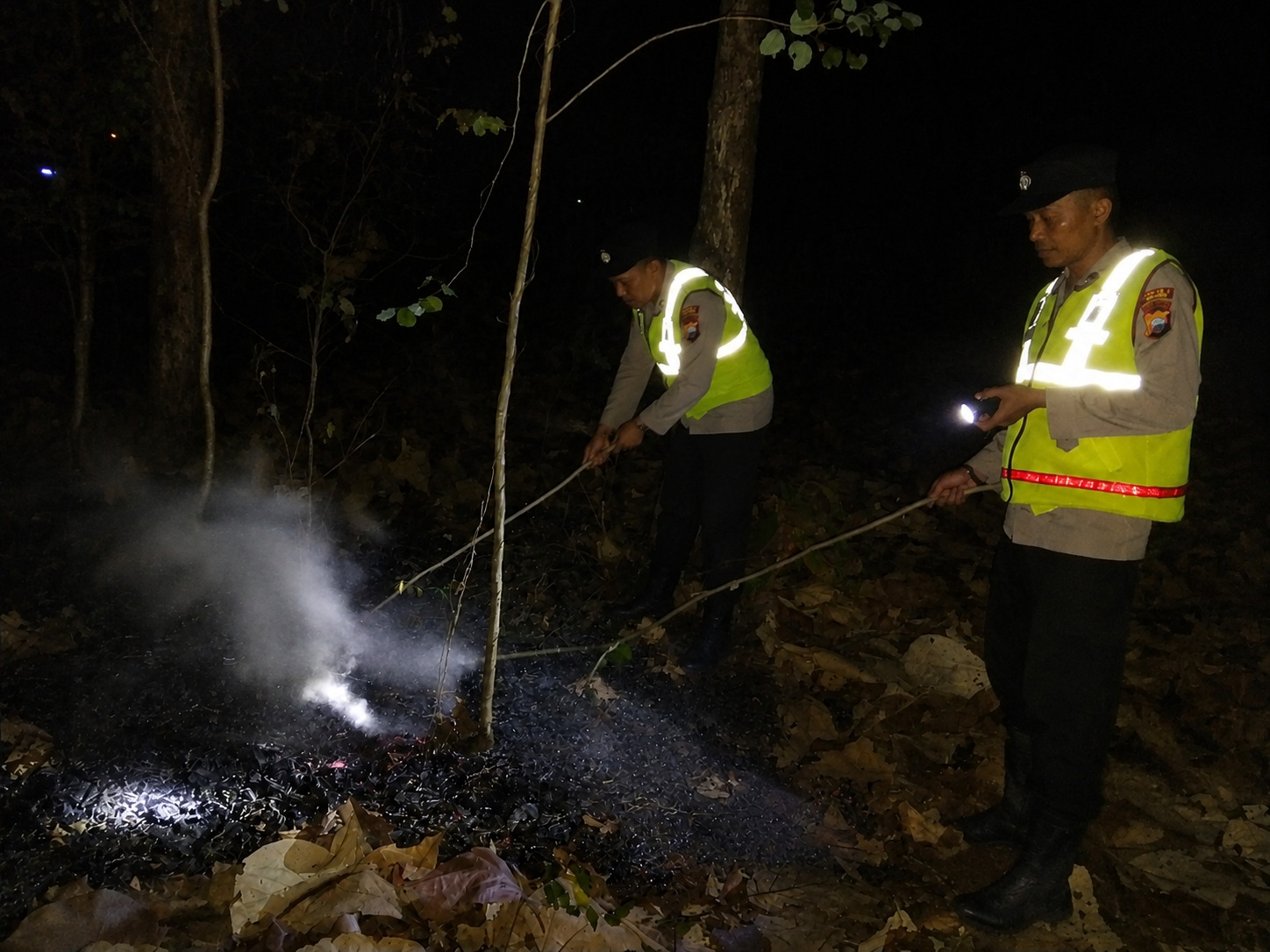Respon Cepat Laporan Call Center 110, Polsek Kedunggalar Berhasil Padamkan Kebakaran Lahan di Ngawi