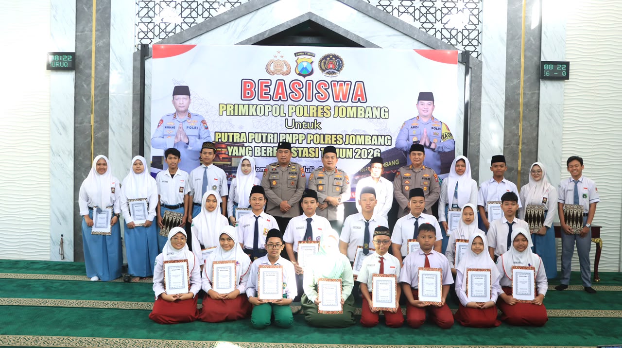 Kapolres Jombang Serahkan Beasiswa kepada Putra-Putri Pegawai Negeri Pada Polri Berprestasi