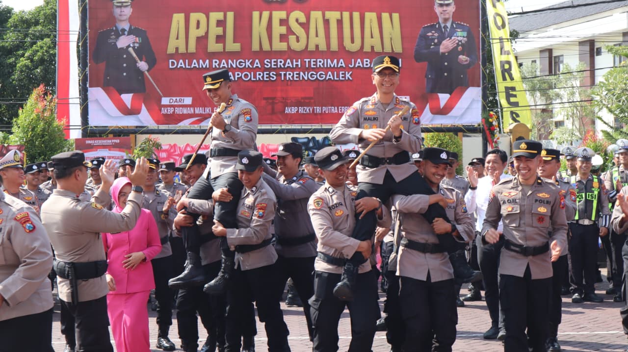 Jabat Kapolres Trenggalek, AKBP Rizky Tri Putra Erryka Adi Wijaya, S.I.K., M.H. Disambut Prosesi Pedang Pora