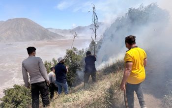 Karhutla Bromo: Api Mengarah ke Ngadisari, Polres Probolinggo Gerak Cepat Padamkan Api di Blok Seruni