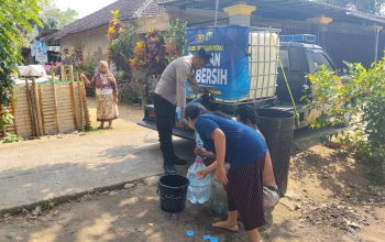 Sejumlah Desa Terdampak Kekeringan, Patroli Gentong Polres Trenggalek Salurkan 20 Ribu Liter Air Bersih
