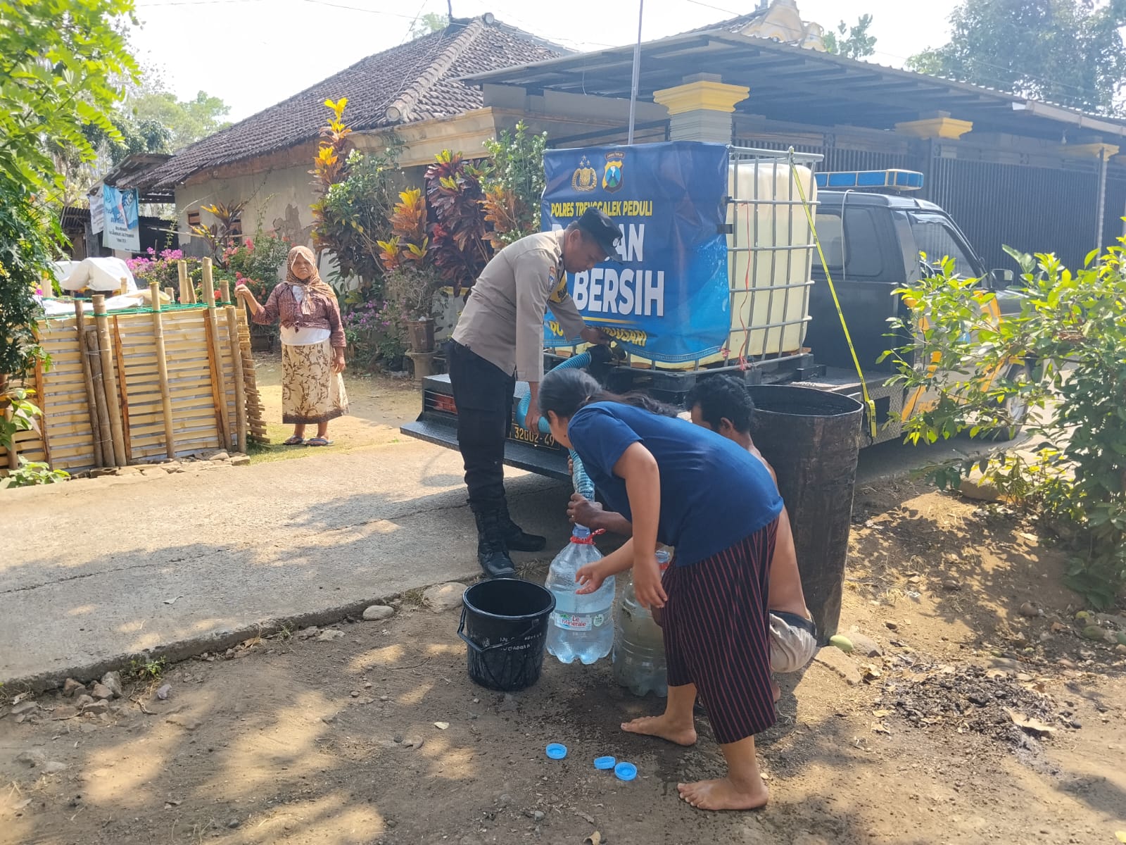 Sejumlah Desa Terdampak Kekeringan, Patroli Gentong Polres Trenggalek Salurkan 20 Ribu Liter Air Bersih