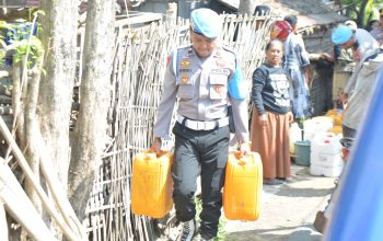 Polres Bondowoso Distribusikan Air Bersih Bantu Warga Taman Krocok Hadapi Kemarau Panjang